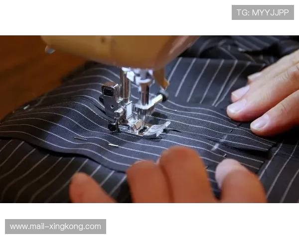 资深裁缝的量体：他是如何通过布料的垂坠感优化顾客身形线条的